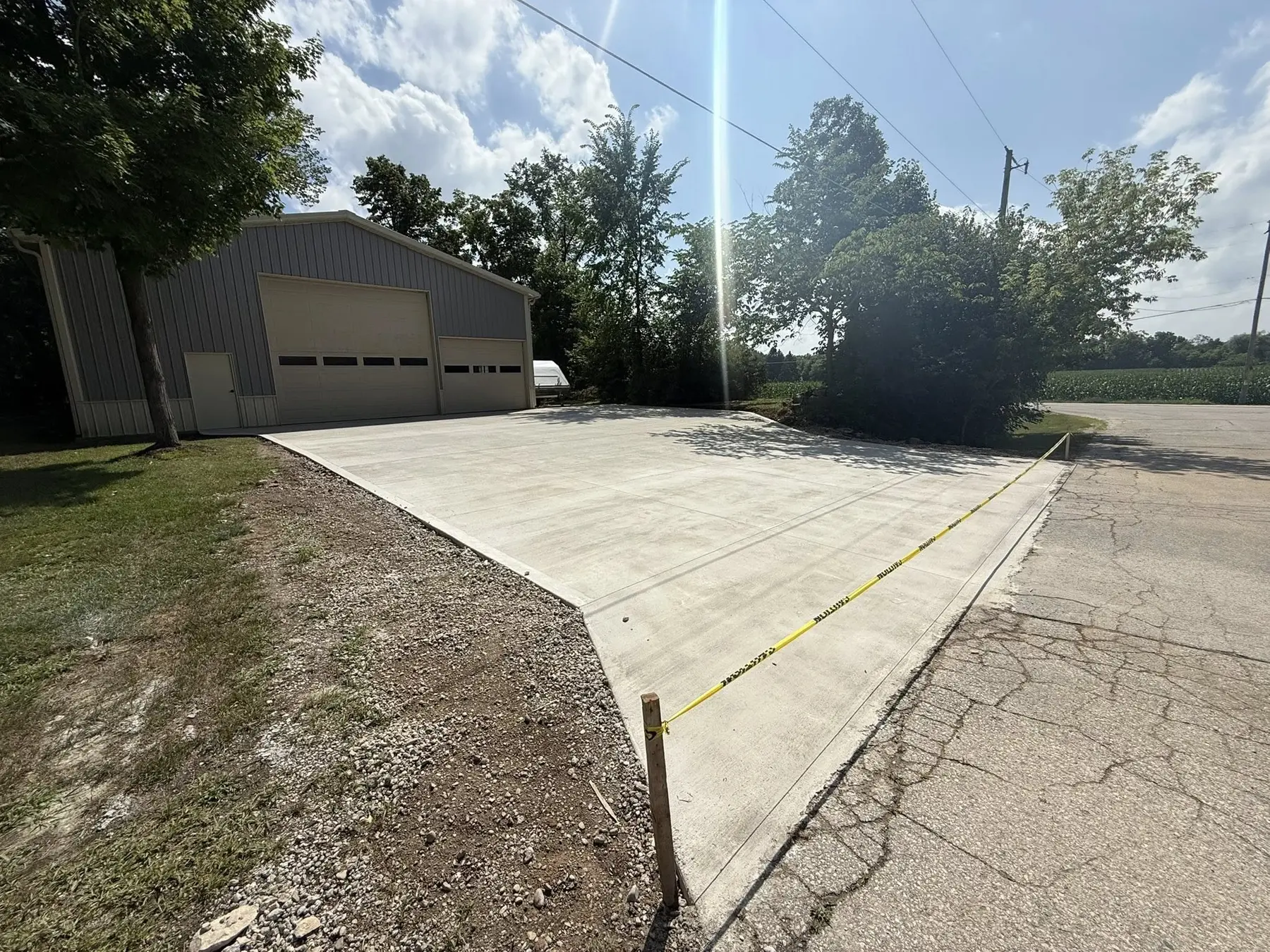 Concreto plano para garaje y dependencia Losa amplia de concreto junto a una dependencia