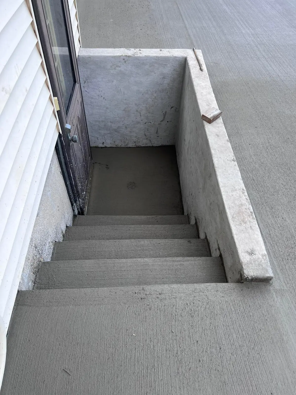 Escalones y concreto contiguo Escalones y descanso de concreto en un proyecto original de Palacios Concrete