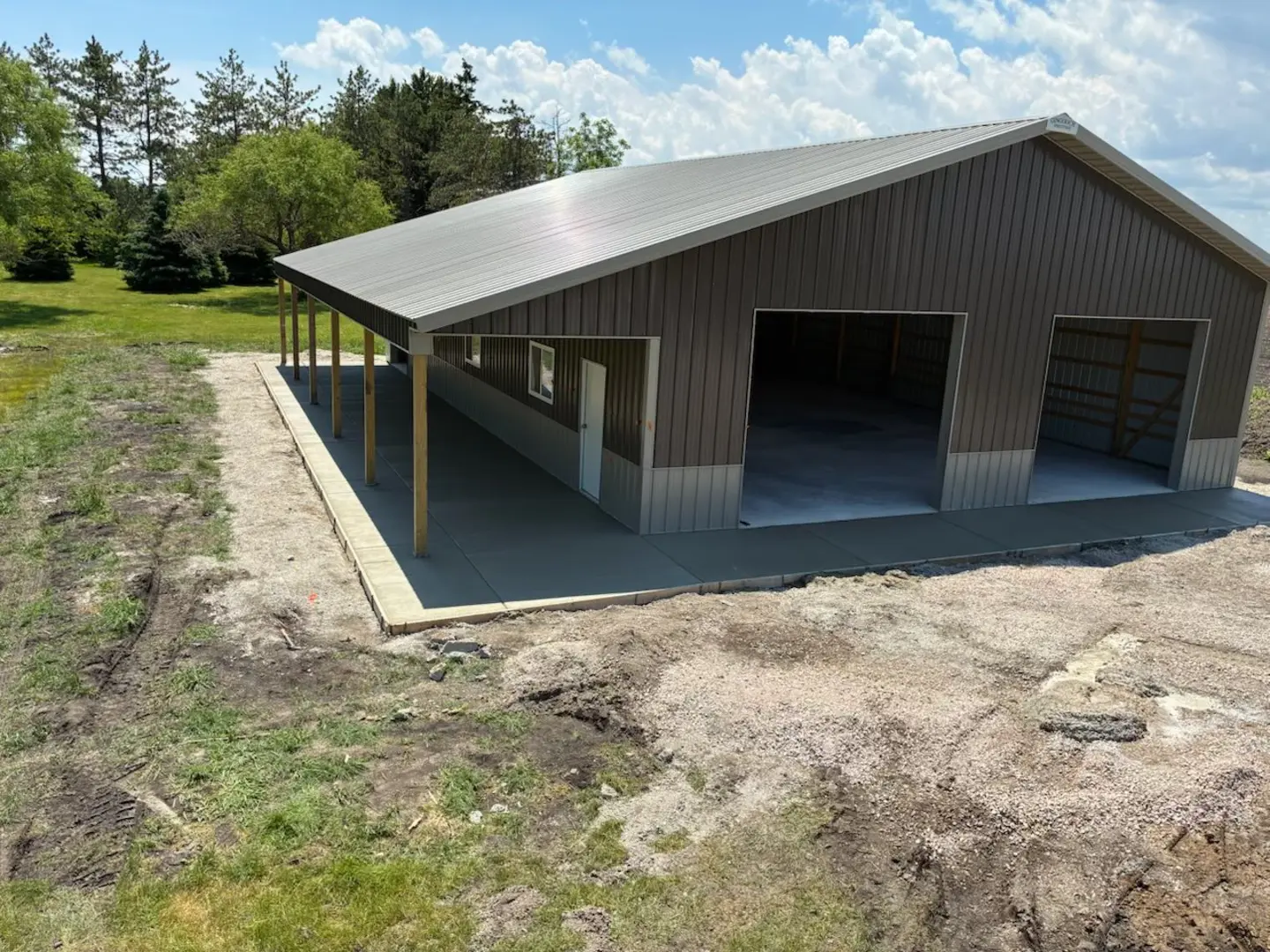 Losa y faldón para pole barn Losa y faldón de concreto terminados alrededor de un pole barn